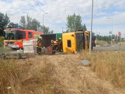 V centru Ostravy se převrátil nákladní automobil