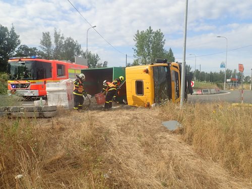 V centru Ostravy se převrátil nákladní automobil