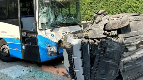 Střet autobusu a osobního auta skončil zraněním řidičky. Vůz se převrátil na bok