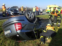 Při nehodě bylo zraněno pět osob, jeden z automobilů skončil na střeše