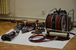 Příbramští profesionálové nadělili dobrovolným kolegům vyprošťovací sadu VIDEO/FOTOGALERIE