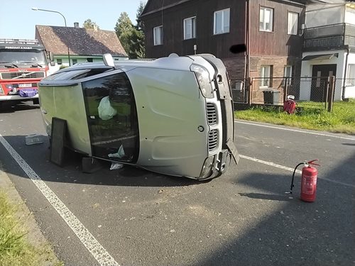Převrácený přívěs zastavil dopravu: Hasiči rychle zasáhli 