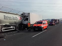 K nehodě nákladních aut na plzeňské dálnici letěl vrtulník
