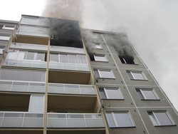 U požáru bytu zasahovalo pět jednotek hasičů