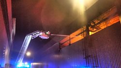 Noční požár výrobní linky a střechy haly v Břidličné s vysokou škodou