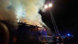 Hasiči likvidovali v neděli časně ráno dva požáry, jeden skončil tragicky
