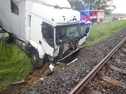 Kamion s pouťovou atrakcí skončil v příkopě u kolejí