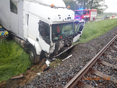 Kamion s pouťovou atrakcí skončil v příkopě u kolejí