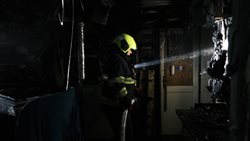 Při požáru garáže rodinného domu v Praze 6 byla zraněna jedna osoba