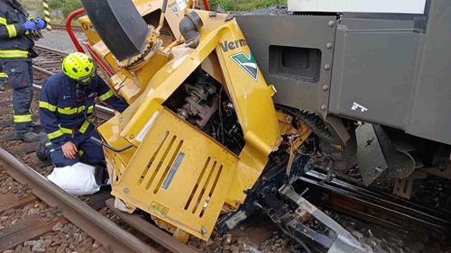 Střet na železničním přejezdu zastavil provoz. Rychlík se 73 cestujícími nevykolejil