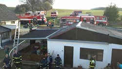 V neděli hasiči likvidovali požár statku i následky střetu kamionu s koněm