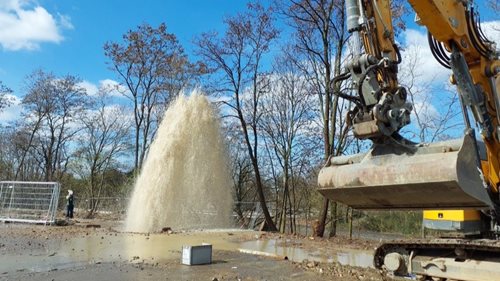 Prasklé potrubí vyžádalo rychlý zásah hasičů
