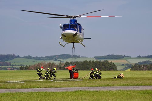 Hasiči nacvičovali plnění hasícího vaku a letadla