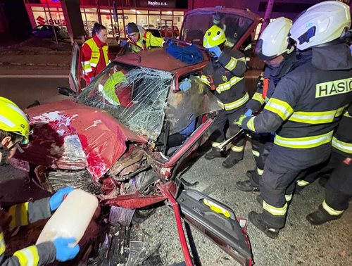 Střet tří osobních vozidel si vyžádal vyproštění osoby