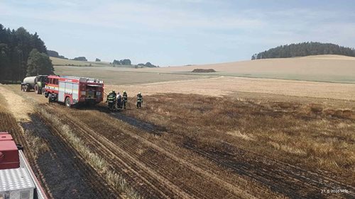 Rozsáhlý požár pole zaměstnal několik hasičských jednotek