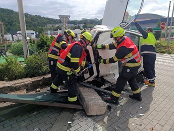 Srážka aut v Ústí nad Labem zastavila provoz v ranní špičce