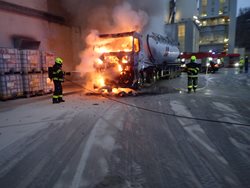 Požár nákladní soupravy ve vápence na Berounsku
