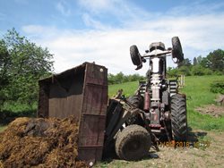 Při nehodě traktoru zemřel závozník