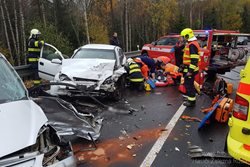 Na Šumavě zemřel řidič po srážce dvou osobních aut, druhý s rodinou odletěl vrtulníkem. Provoz byl zastaven na téměř 5 hodin.