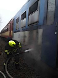 V Brně - Bohunicích hořel vůz osobního vlaku, který musela opustit více jak stovka cestujících