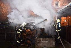 K nočnímu požáru dřeva vyjely tři jednotky požární ochrany