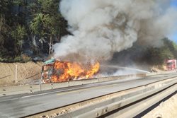 Na dálnici u Domašova shořel kamion