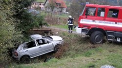 Fabia skončila v potoku, řidič v nemocnici