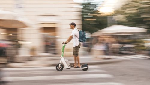 Myslel si, že se mu nic nestane. Opilý muž havaroval na elektrokoloběžce