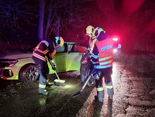 Dopravní nehoda dvou vozidel zaměstnala hasiče
