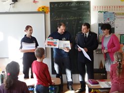 Školáci z Raškovic z okresu Frýdek-Místek, předali hasičům kreslenou pohádku i zážitky ze stanice