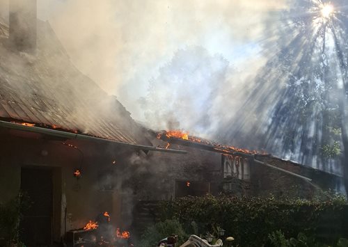 Požár rodinného domu si vyžádal nasazení deseti jednotek hasičů