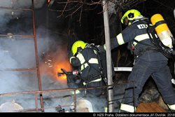 Požár stavební buňky v Praze 6 nezpůsobil větší škody