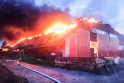 Na dvacet milionů korun odhadl vyšetřovatel předběžnou škodu po požáru zemědělského objektu v obci Rusín, vyhlášen byl druhý stupeň poplachu