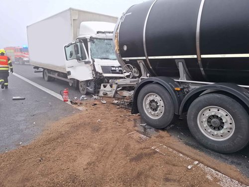 Střet dvou nákladních aut si vyžádal vyproštění řidiče a zásah záchranářů