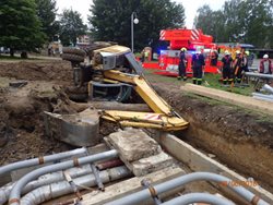 Hasiči úspěšně vyprostili v Karviné bagr z výkopu, ležel na funkčním potrubí
