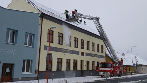 Nadměrný sníh a rampouchy ohrožují bezpečnost osob a vyžadují pozornost majitelů nemovitostí
