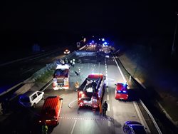 HROMADNÁ NEHODA S NÁSLEDNÝM POŽÁREM UZAVŘELA DÁLNICI D1