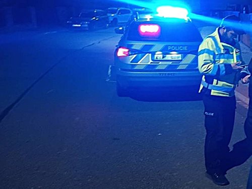 Řidič letěl po dálnici přes 200 km/h, jiný jel po městě s více než 2 promile