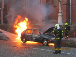 Ostravští hasiči si poradili s požárem felicie i jejího benzínu na silnici