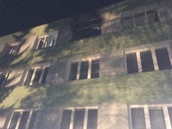 Ranní požár v ubytovně ve Studénce, hasiči zachránili 7 osob, 3 osoby se nadýchaly kouře.