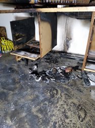 Hasiči likvidovali požár garáže, dům se podařilo zachránit