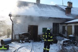 Požár v Zárybničné Lhotě, na požářišti nalezena mrtvá osoba