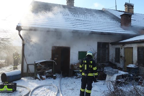 Požár v Zárybničné Lhotě, na požářišti nalezena mrtvá osoba