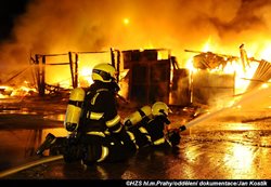V Praze 10 hořela hala, na místě zasahovalo dnes o půlnoci deset jednotek hasičů