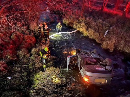Auto skončilo v potoce převrácené na střechu a záchranáři řešili únik kapalin