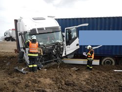 Na dálnici D3 u Veselí nad Lužnicí havaroval kamión, soběslavská jednotka u nehody zasahovala až do noci