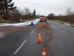 Sbor dobrovolných hasičů z Nové Vsi1 odstranil olejové skvrny.