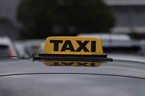 Všímavý taxikář zachránil ženě statisíce před podvodníky
