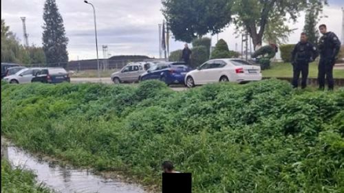 Před policisty skočil do potoka a házel po nich kameny. Agresivního muže museli zpacifikovat