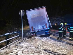 První sníh v Pardubickém kraji nejvíce potrápil řidiče na Svitavsku a Orlickoústecku